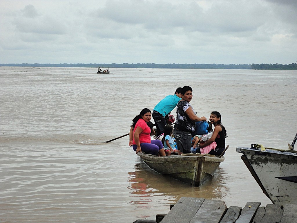Embarcación típica del Amazonas peruano. Estampa típica de la selva peruana. Familia de locales en embarcación por el Amazonas.