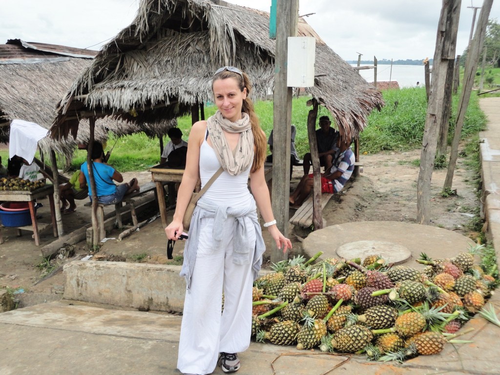 Puesto de piñas en el Amazonas Selva peruana. Puesto de piñas en el Amazonas.