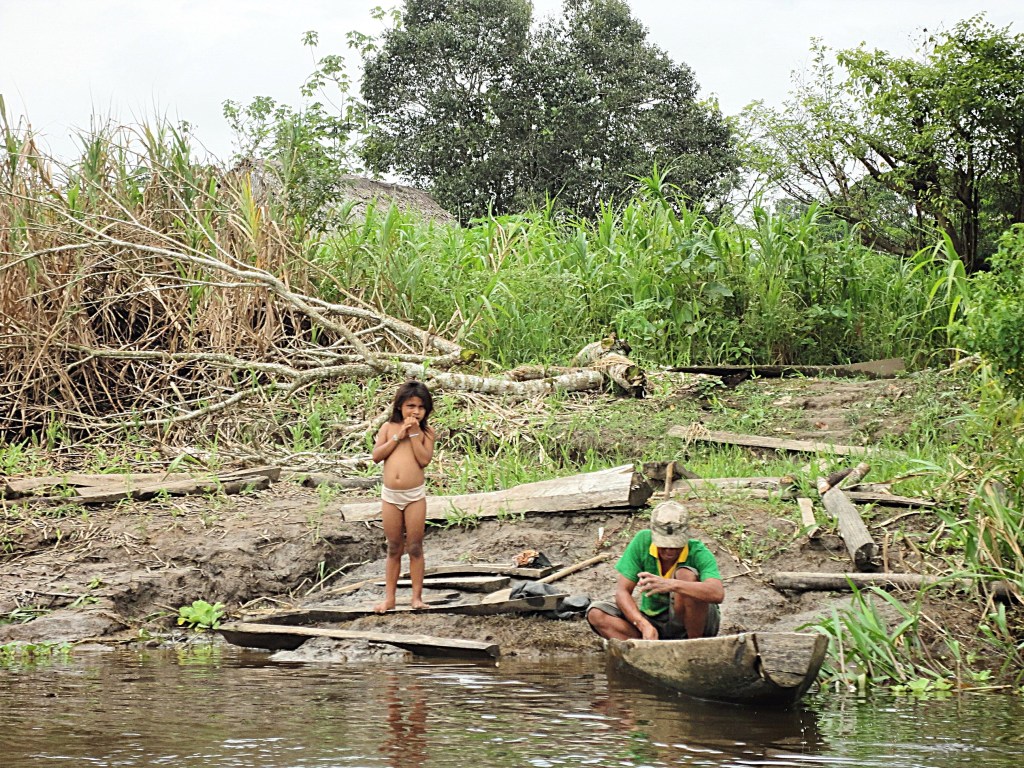 Río Yanayacu. Habitantes de la Amazonia peruana. Habitantes de la selva peruana en la orilla del río Yanayacu.