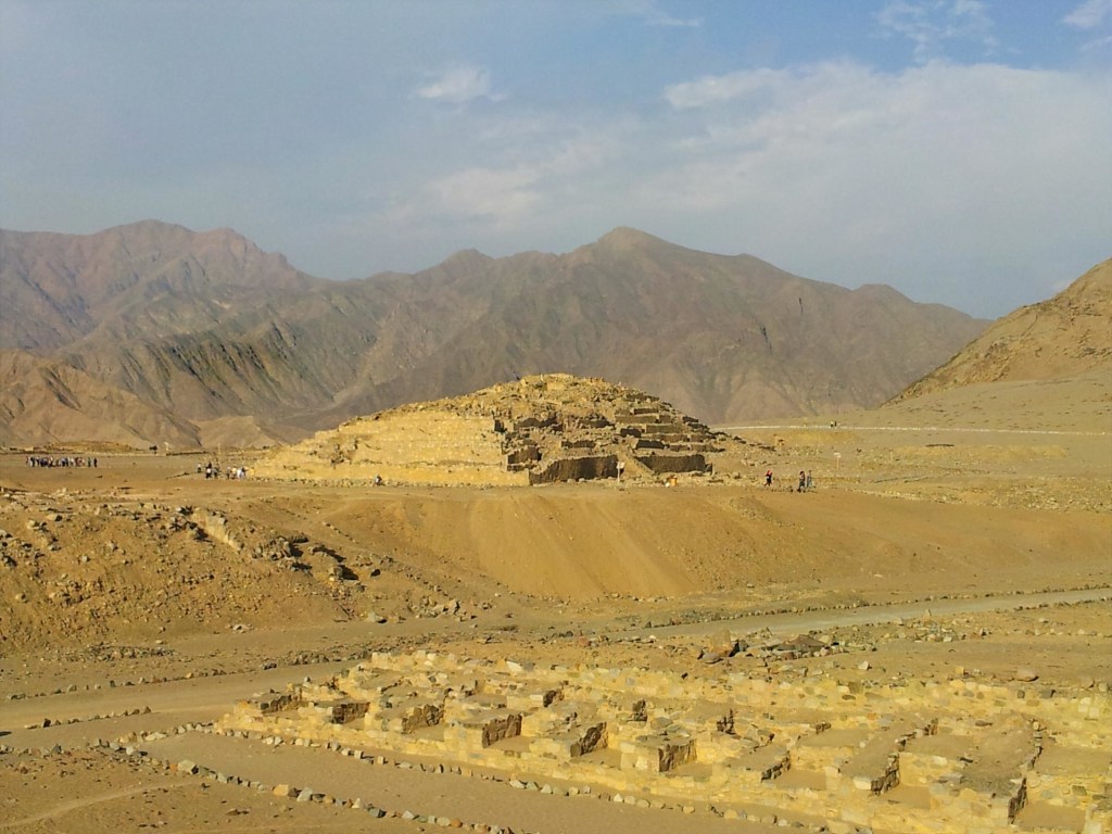 Caral, restos de la civilización más antigua de América, en mitad del desierto.